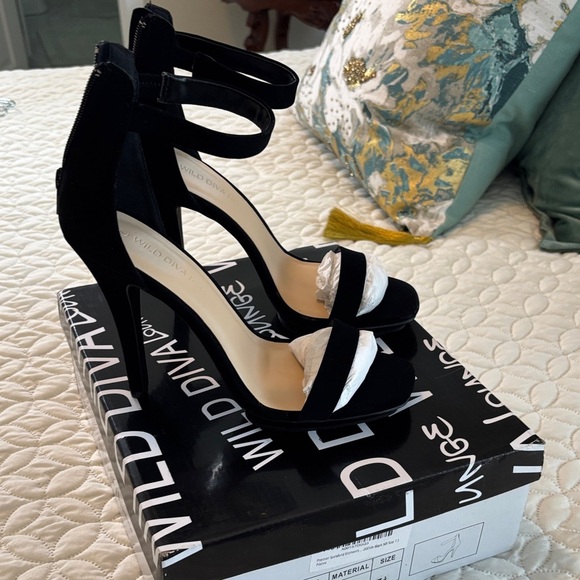 Wild Diva Elsie Black Nubuck Strappy Platform Heels size 7.5 NIB Never Worn - Picture 1 of 8